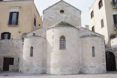 Bari, la Vallisa: millenaria e gloriosa chiesa che "celebra" ormai solo spettacoli 